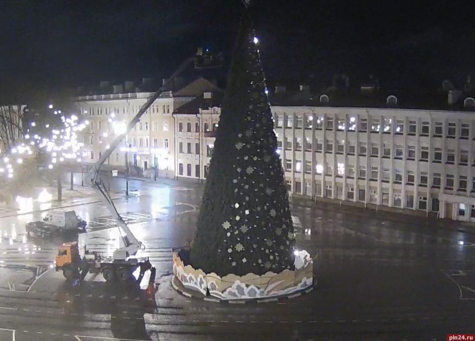 Демонтаж главной городской ели Пскова начался в ночь на 4 марта