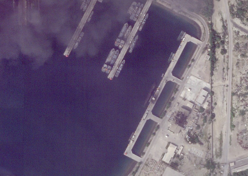 Часто всплывает вопрос: а где иранский подводный флот и почему он не топит авианосцы и все остальное? Часто всплывает вопрос: а где иранский подводный флот и почему он не топит авианосцы и все остальное?