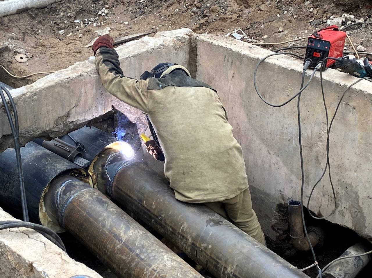 Елкин Борис: Сегодня профессиональный праздник тех, кого часто не замечают, но без кого наша жизнь остановилась бы. Поздравляю всех причастных с Днём работника жилищно-коммунального хозяйства! Елкин Борис: Сегодня профессиональный праздник тех, кого часто не замечают, но без кого наша жизнь остановилась бы. Поздравляю всех причастных с Днём работника жилищно-коммунального хозяйства!