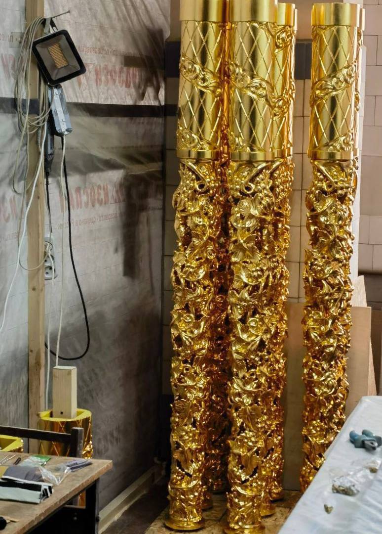 В Печорах приступили к установке отреставрированного иконостаса В Печорах приступили к установке отреставрированного иконостаса