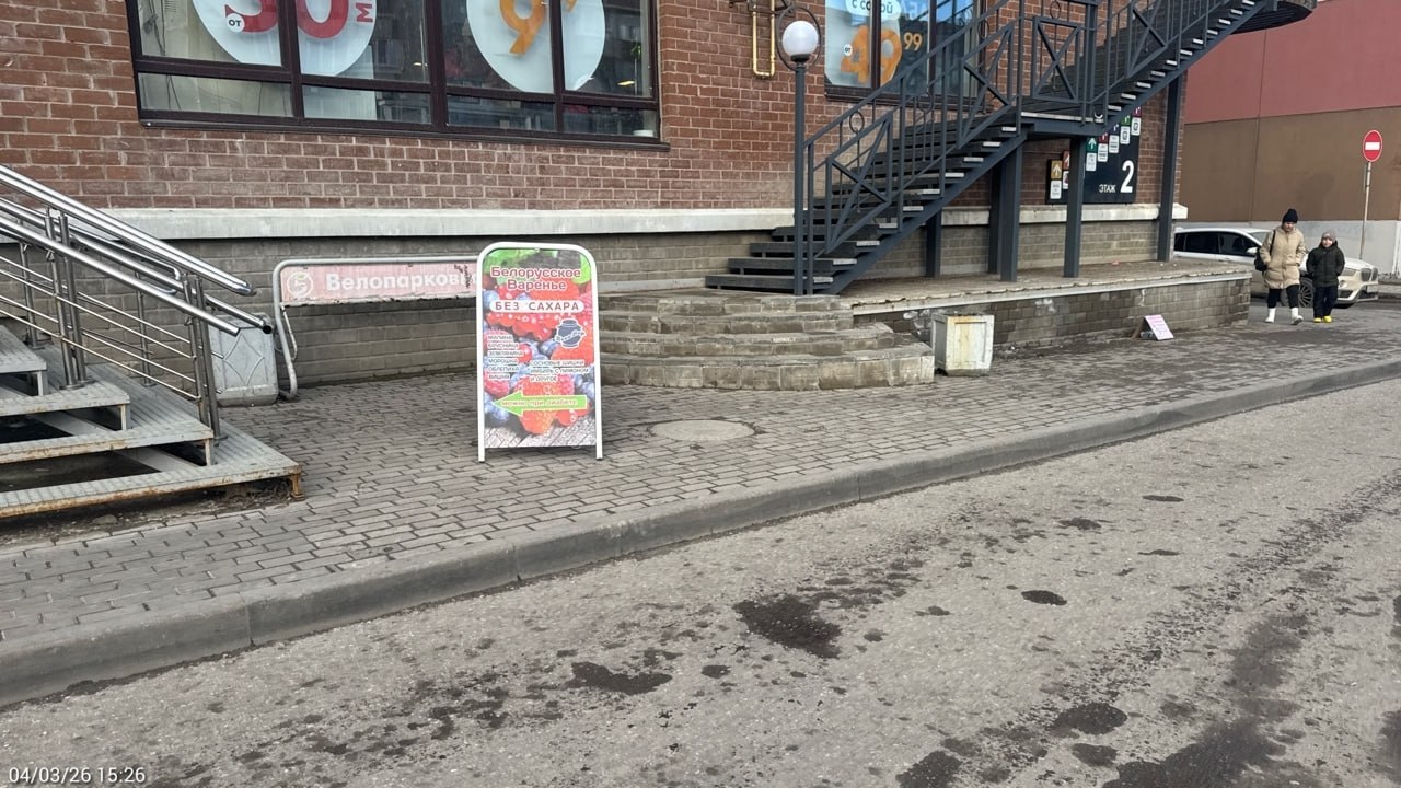 Десять самовольно размещенных информационных конструкций выявили в Пскове