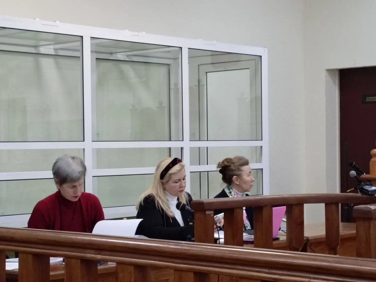 Экс-ректор ПсковГУ Наталья Ильина впервые с начала судебного процесса прибыла в новом платье и сменила прическу