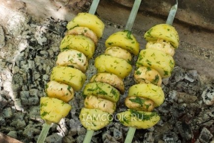 Встречайте весну: ароматный шашлык из картофеля и шампиньонов