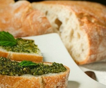 Вкусные гренки с соусом песто