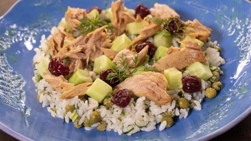 Вдохновение на весенний обед: рисовый салат с тунцом