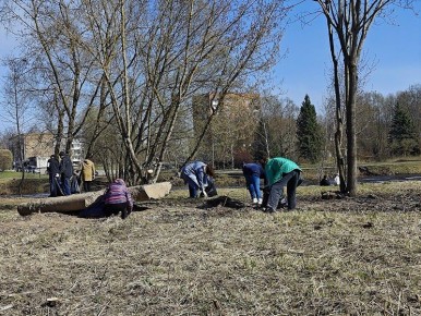 В Великих Луках продолжается весенний месячник по благоустройству