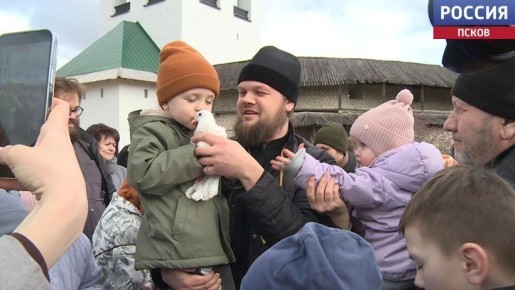 Благая весть над Кремлем: православные псковичи выпустили белых голубей в праздник Благовещения