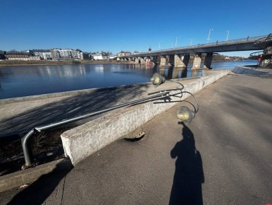 На набережной реки Великой в Пскове погнулись уличные светильники