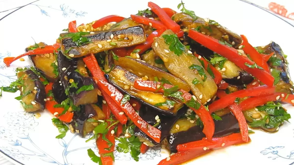 Салат из баклажанов: осеннее чудо с минимальным набором ингредиентов