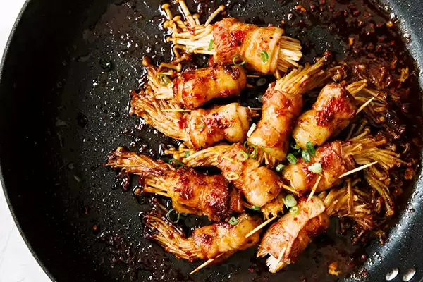 Эноки в беконе: азиатская закуска, которую стоит попробовать