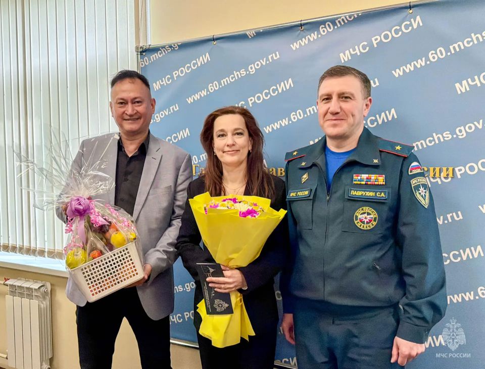 Поздравляем с юбилеем!. Сегодня коллектив Главного управления МЧС России по Псковской области поздравил с 50-летним юбилеем ветерана МЧС России Иванову Викторию Юрьевну