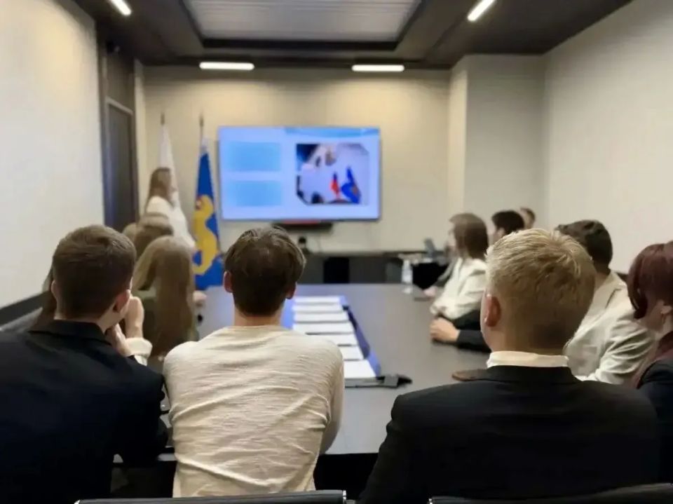Михаил Ведерников: На недавней встрече поручил нашему сенатору Наталье МЕЛЬНИКОВОЙ организовать для Совета по молодёжной политике при Псковской городской Думе поездку в Москву – познакомить с работой Совета Федерации и... Михаил Ведерников: На недавней встрече поручил нашему сенатору Наталье МЕЛЬНИКОВОЙ организовать для Совета по молодёжной политике при Псковской городской Думе поездку в Москву – познакомить с работой Совета Федерации и...