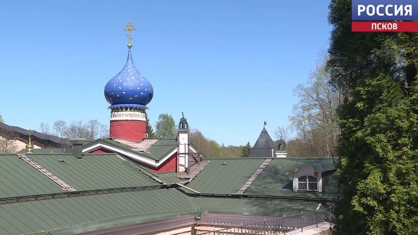 На башню Псково-Печерского монастыря вернулся отреставрированный кованый прапор На башню Псково-Печерского монастыря вернулся отреставрированный кованый прапор