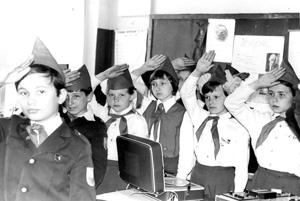 19 мая — День пионерии. Для многих это не просто дата в календаре, а тёплые воспоминания о школьных годах, красных галстуках, линейках, кострах, дружбе и добрых делах История пионерского движения началась в 1922 году, когда... 19 мая — День пионерии. Для многих это не просто дата в календаре, а тёплые воспоминания о школьных годах, красных галстуках, линейках, кострах, дружбе и добрых делах История пионерского движения началась в 1922 году, когда...