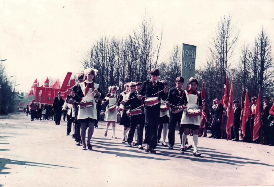 19 мая — День пионерии. Для многих это не просто дата в календаре, а тёплые воспоминания о школьных годах, красных галстуках, линейках, кострах, дружбе и добрых делах История пионерского движения началась в 1922 году, когда... 19 мая — День пионерии. Для многих это не просто дата в календаре, а тёплые воспоминания о школьных годах, красных галстуках, линейках, кострах, дружбе и добрых делах История пионерского движения началась в 1922 году, когда...