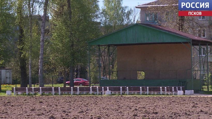 На стадионе "Локомотив" в Дновском округе восстанавливают футбольное поле