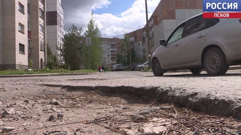 Псковичи жалуются на разбитый асфальт в городских дворах
