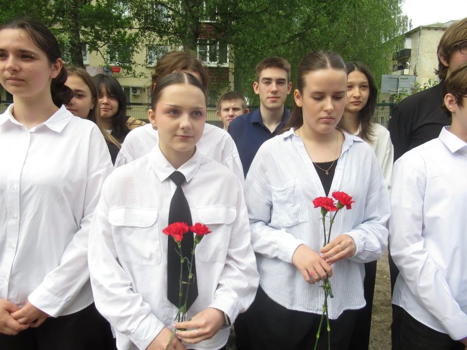 В Островской гимназии открыли мемориальную доску ее выпускнику, военному священнику Антону Савченко В Островской гимназии открыли мемориальную доску ее выпускнику, военному священнику Антону Савченко