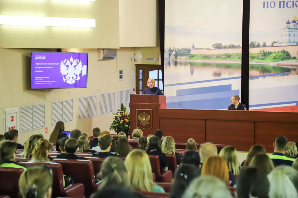 В Управлении МВД России по Псковской области прошло занятие по государственно-правовому информированию В Управлении МВД России по Псковской области прошло занятие по государственно-правовому информированию