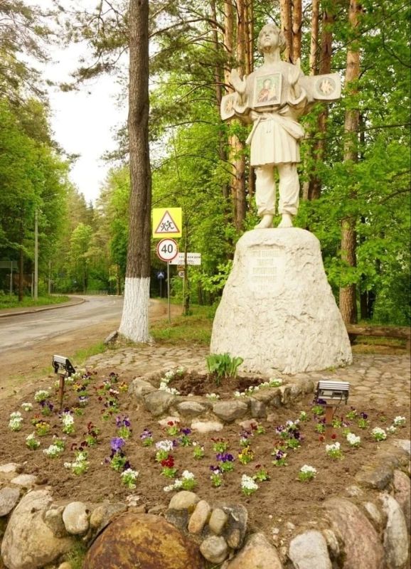 Яркие клумбы продолжают появляться в Пушкинских Горах Яркие клумбы продолжают появляться в Пушкинских Горах