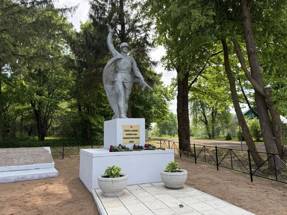 деревне Высокое Глава региона также оценил благоустройство воинского мемориала 1969 года, который установлен в память о работниках колхоза «Искра», погибших во время Великой Отечественной войны деревне Высокое Глава региона также оценил благоустройство воинского мемориала 1969 года, который установлен в память о работниках колхоза «Искра», погибших во время Великой Отечественной войны