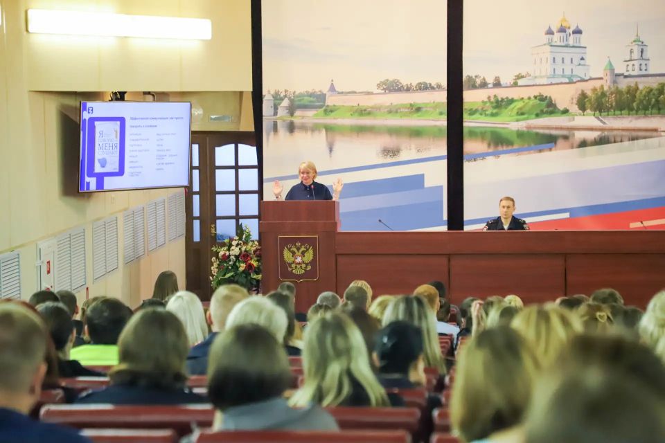 В Управлении МВД России по Псковской области прошло занятие по государственно-правовому информированию В Управлении МВД России по Псковской области прошло занятие по государственно-правовому информированию