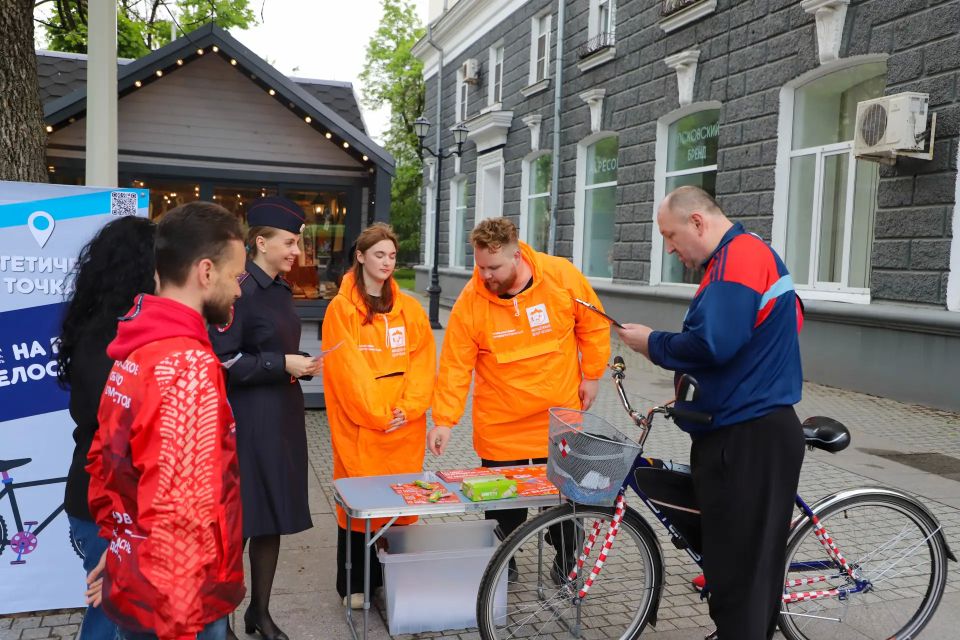 В Пскове полицейские и общественники присоединились к акции «На работу на велосипеде» В Пскове полицейские и общественники присоединились к акции «На работу на велосипеде»