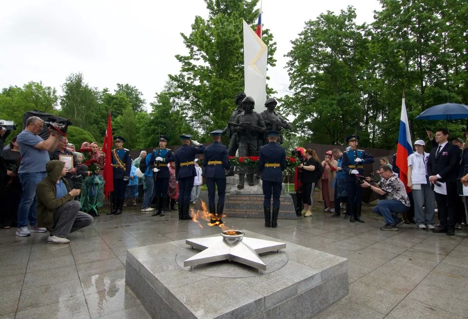 Глава города Великие Луки Николай Козловский на торжественной церемонии открытия Мемориального парка воинской славы в Великих Луках: