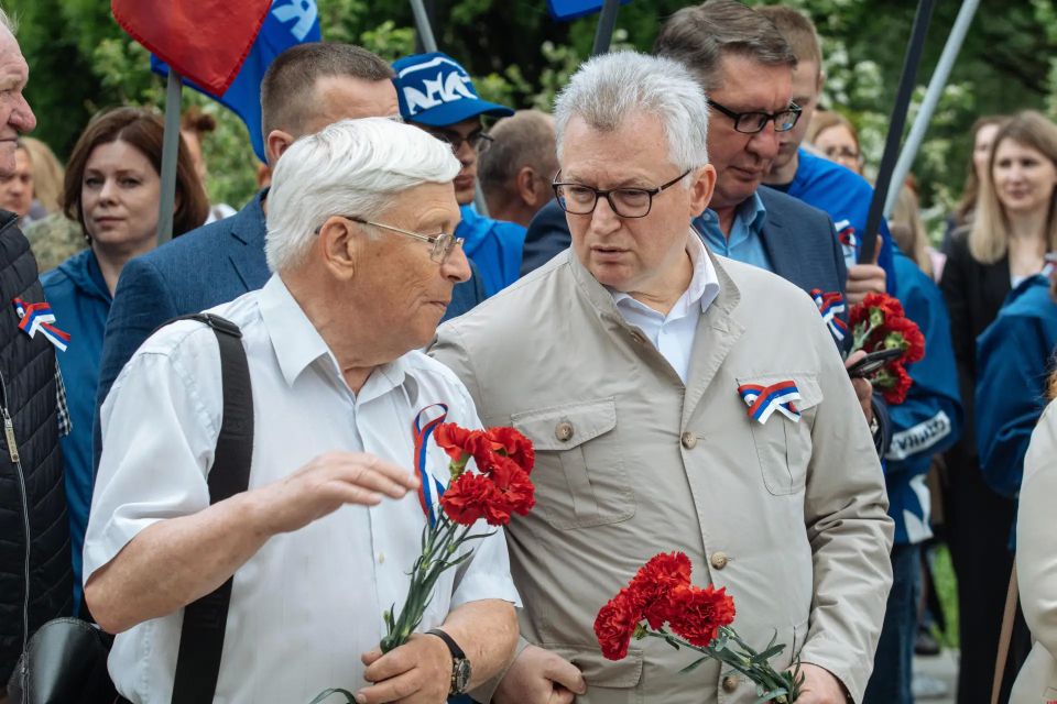 Доблесть вне времени: в Великих Луках открыли мемориал Славы Героев Доблесть вне времени: в Великих Луках открыли мемориал Славы Героев
