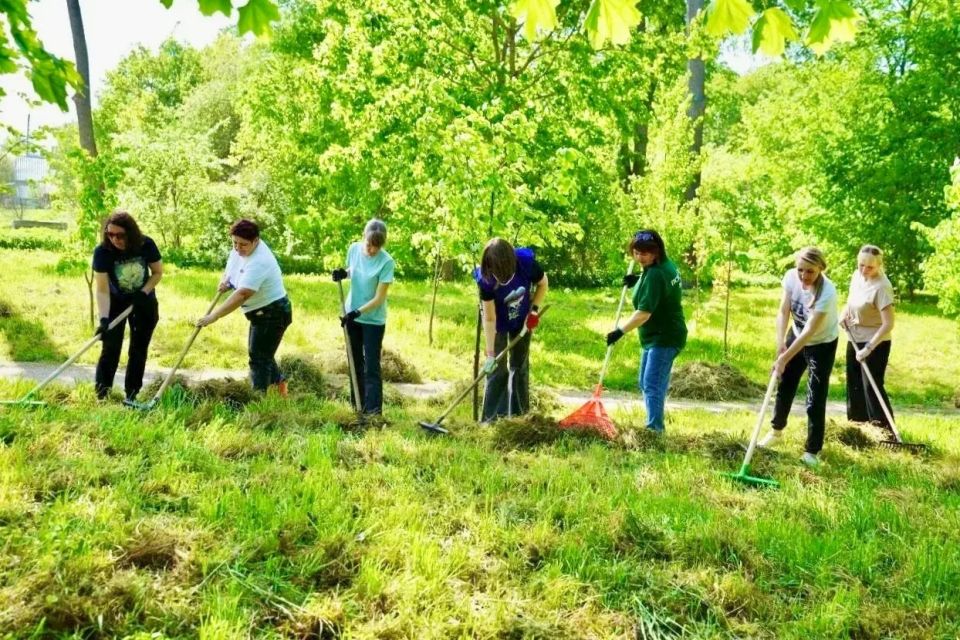 В Щиглицах провели субботник перед Днем деревни