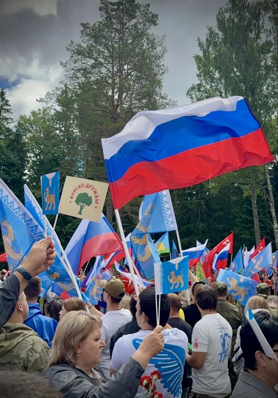 Представители прокуратуры Псковской области приняли участие в торжествах на «Кургане Дружбы» Представители прокуратуры Псковской области приняли участие в торжествах на «Кургане Дружбы»