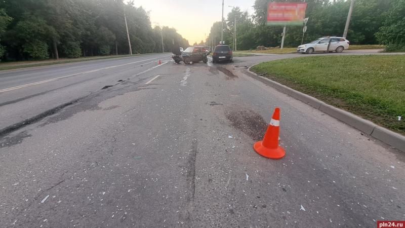 В Пскове лишенный права управления водитель «Фольксвагена» врезался в «бензиновую» очередь В Пскове лишенный права управления водитель «Фольксвагена» врезался в «бензиновую» очередь