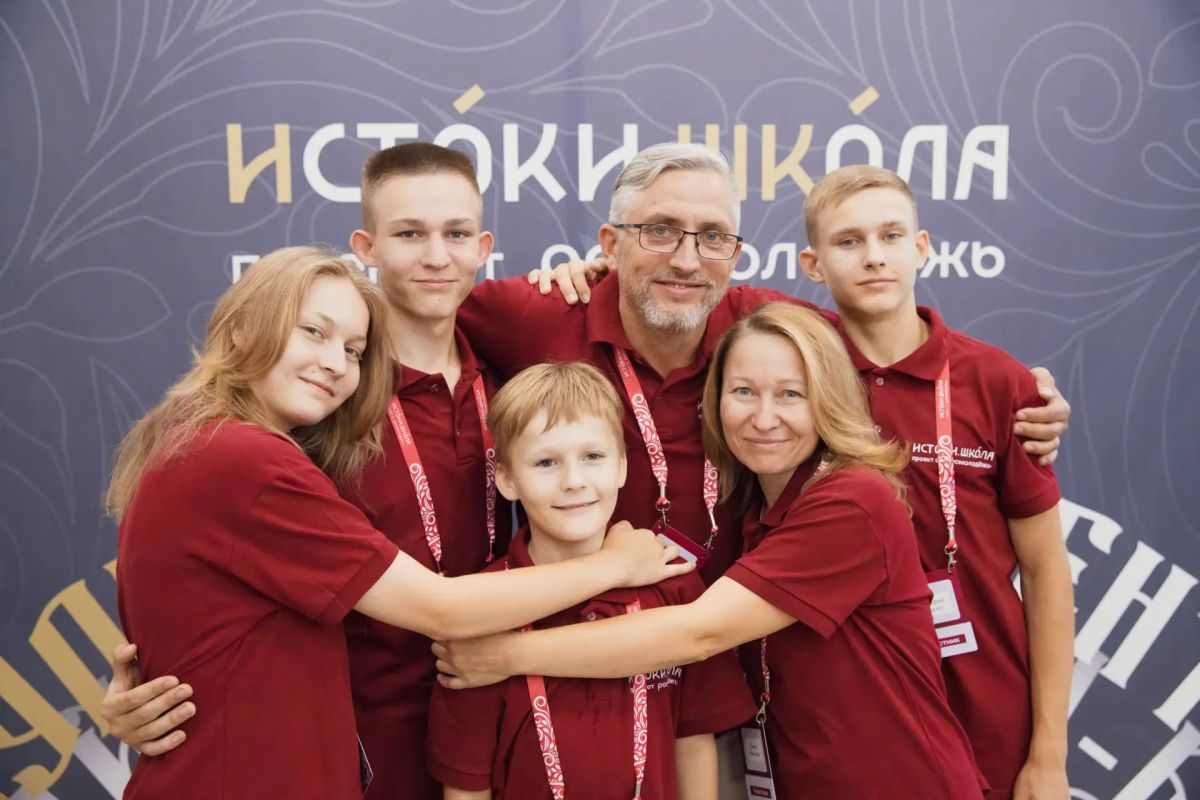Дмитрий Чернышенко, Валерий Фальков и Григорий Гуров поздравили россиян с Днем семьи, любви и верности Дмитрий Чернышенко, Валерий Фальков и Григорий Гуров поздравили россиян с Днем семьи, любви и верности