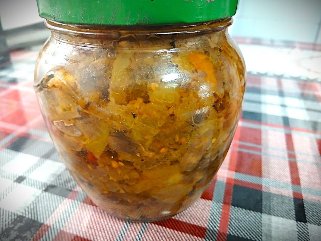 Вкусное лето: баклажаны с шампиньонами в томатно-чесночном соусе