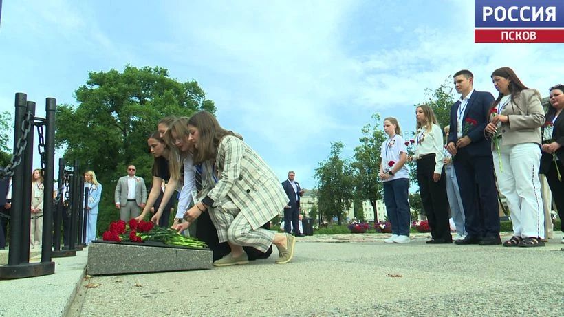 Сотрудники Федеральной налоговой службы возложили цветы к могиле Неизвестного солдата Сотрудники Федеральной налоговой службы возложили цветы к могиле Неизвестного солдата