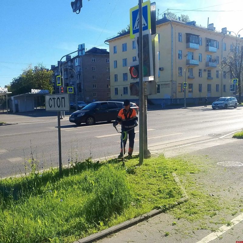 Ежедневная работа на благо города: коммунальные службы Пскова продолжают благоустройство Ежедневная работа на благо города: коммунальные службы Пскова продолжают благоустройство