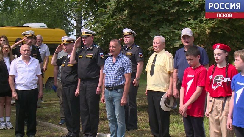 Ценой жизни отвел самолет от зрителей: память Героя России Тимура Апакидзе почтили в Острове Ценой жизни отвел самолет от зрителей: память Героя России Тимура Апакидзе почтили в Острове
