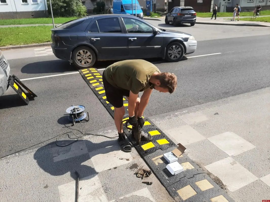 Ежедневная работа на благо города: коммунальные службы Пскова продолжают благоустройство Ежедневная работа на благо города: коммунальные службы Пскова продолжают благоустройство