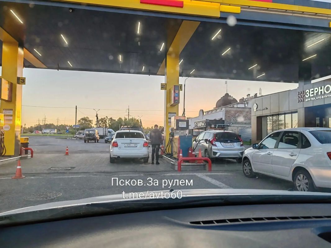Впервые с начала бензинового кризиса в Пскове можно было купить бензин без очередей Впервые с начала бензинового кризиса в Пскове можно было купить бензин без очередей