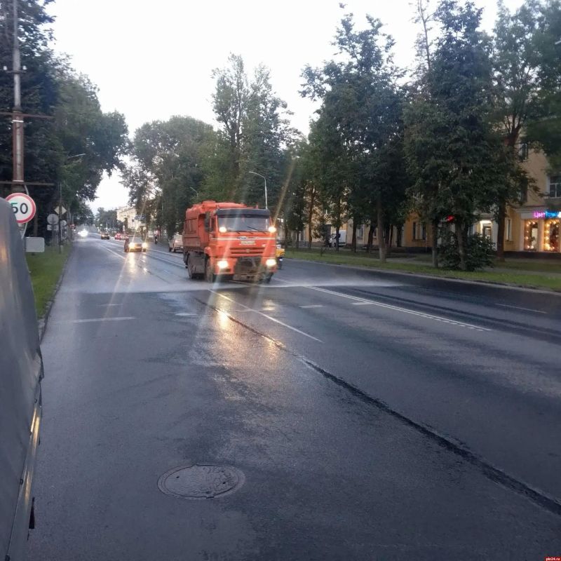 Ежедневная работа на благо города: коммунальные службы Пскова продолжают благоустройство Ежедневная работа на благо города: коммунальные службы Пскова продолжают благоустройство