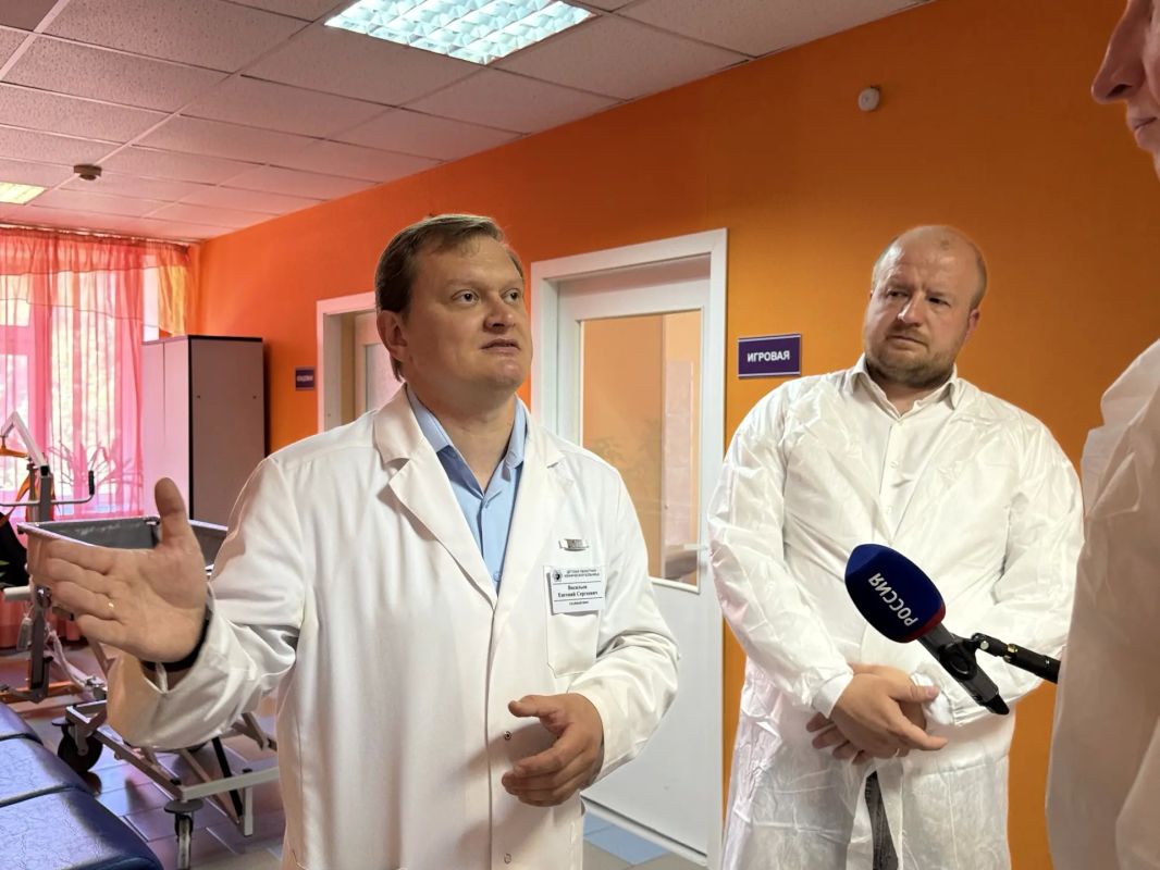 Елкин Борис: Вместе с Александром Козловским, депутатом Государственной Думы РФ, секретарём Псковского регионального отделения партии «Единая Россия», и Алексеем Севастьяновым, депутатом Законодательного Собрания Псковской... Елкин Борис: Вместе с Александром Козловским, депутатом Государственной Думы РФ, секретарём Псковского регионального отделения партии «Единая Россия», и Алексеем Севастьяновым, депутатом Законодательного Собрания Псковской...