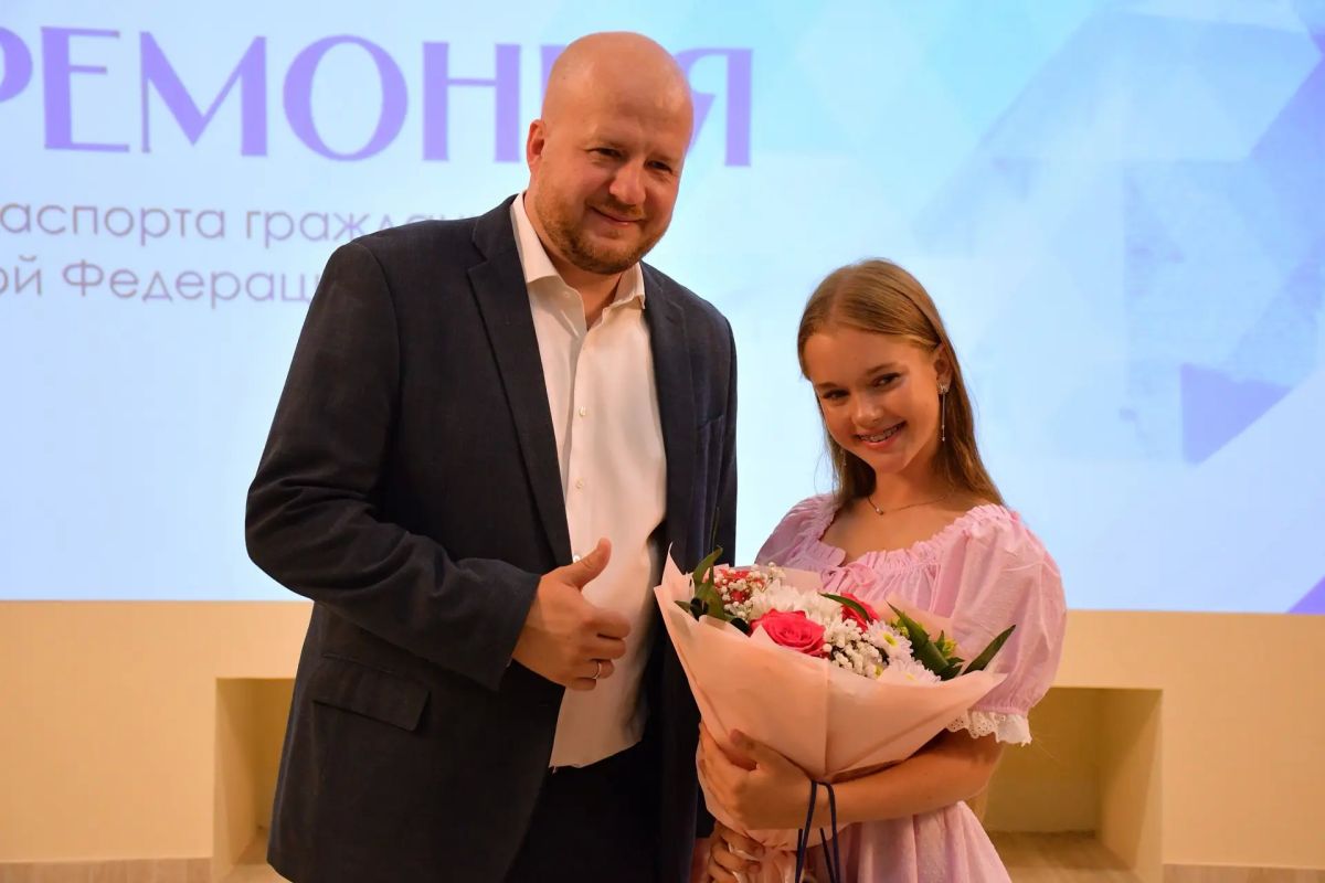 Елкин Борис: В преддверии Дня города Пскова и накануне 82й годовщины освобождения города от немецкофашистских захватчиков вручил паспорта юным псковичам Елкин Борис: В преддверии Дня города Пскова и накануне 82й годовщины освобождения города от немецкофашистских захватчиков вручил паспорта юным псковичам