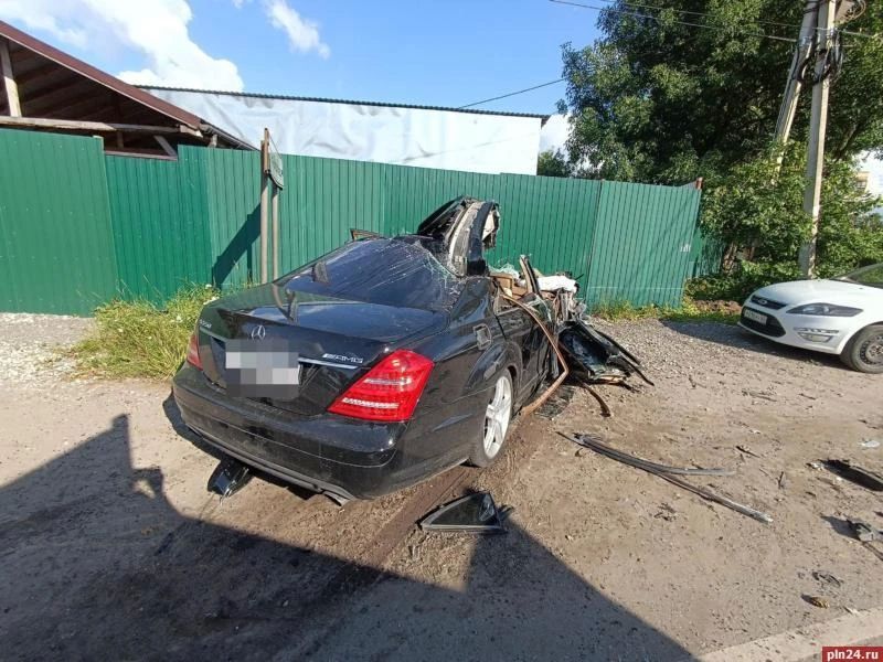 Один из пассажиров «Мерседеса» находится в реанимации после наезда на грузовик в Пскове Один из пассажиров «Мерседеса» находится в реанимации после наезда на грузовик в Пскове