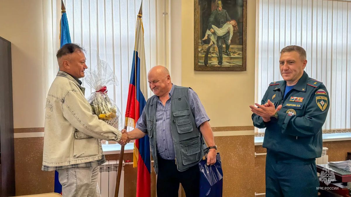 Поздравляем с юбилеем!. Сегодня коллектив Главного управления МЧС России по Псковской области поздравил с 65-летним юбилеем ветерана Владимира Сергеевича Петрова Поздравляем с юбилеем!. Сегодня коллектив Главного управления МЧС России по Псковской области поздравил с 65-летним юбилеем ветерана Владимира Сергеевича Петрова