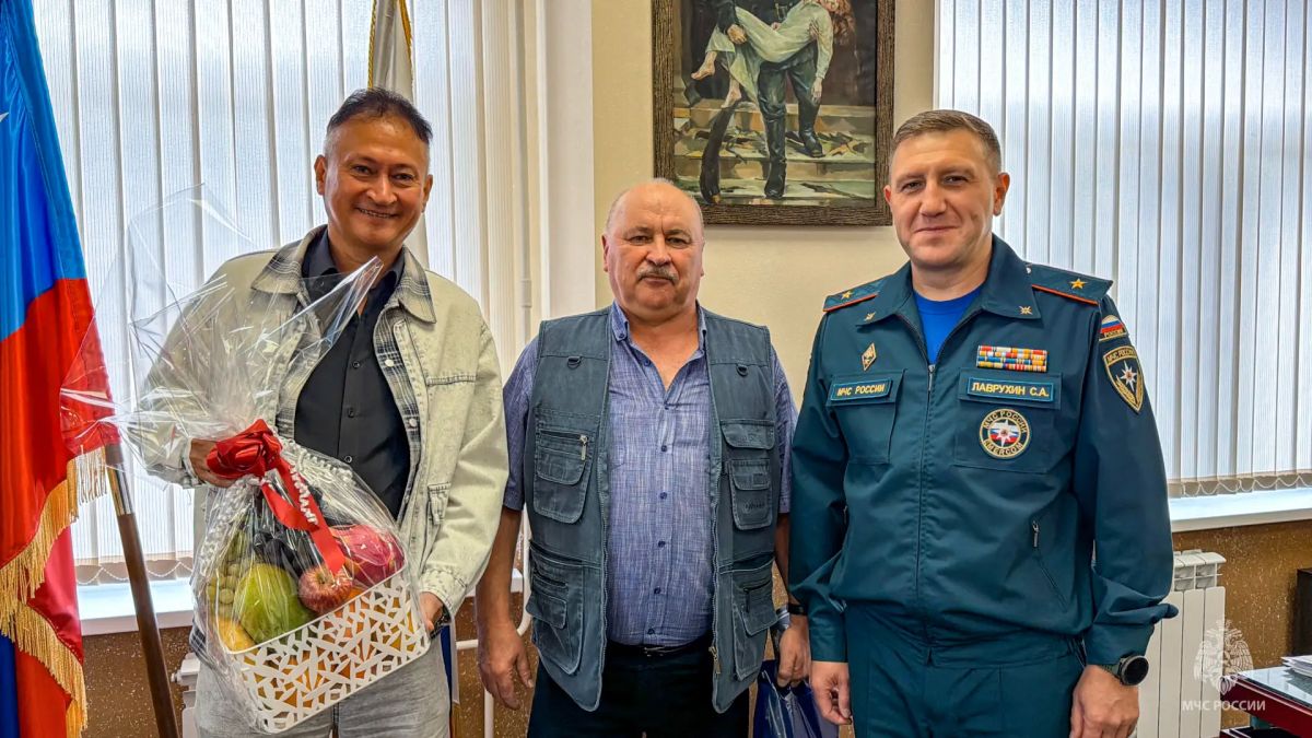 Поздравляем с юбилеем!. Сегодня коллектив Главного управления МЧС России по Псковской области поздравил с 65-летним юбилеем ветерана Владимира Сергеевича Петрова Поздравляем с юбилеем!. Сегодня коллектив Главного управления МЧС России по Псковской области поздравил с 65-летним юбилеем ветерана Владимира Сергеевича Петрова