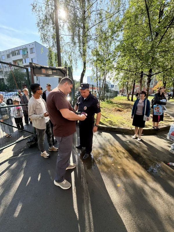 Псковские полицейские обеспечивают безопасность на торжественных линейках ко Дню знаний Псковские полицейские обеспечивают безопасность на торжественных линейках ко Дню знаний