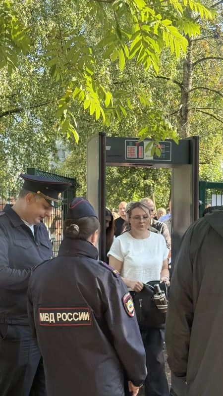 Псковские полицейские обеспечивают безопасность на торжественных линейках ко Дню знаний Псковские полицейские обеспечивают безопасность на торжественных линейках ко Дню знаний