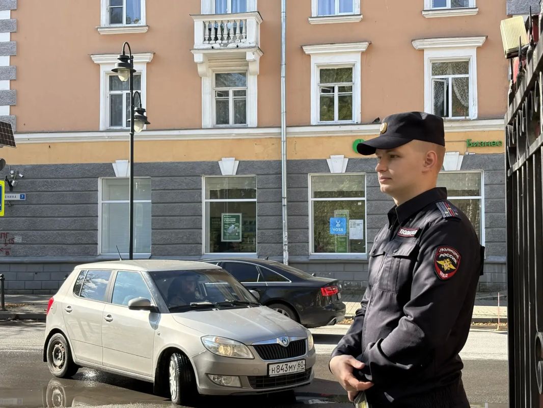 Псковские полицейские обеспечивают безопасность на торжественных линейках ко Дню знаний Псковские полицейские обеспечивают безопасность на торжественных линейках ко Дню знаний