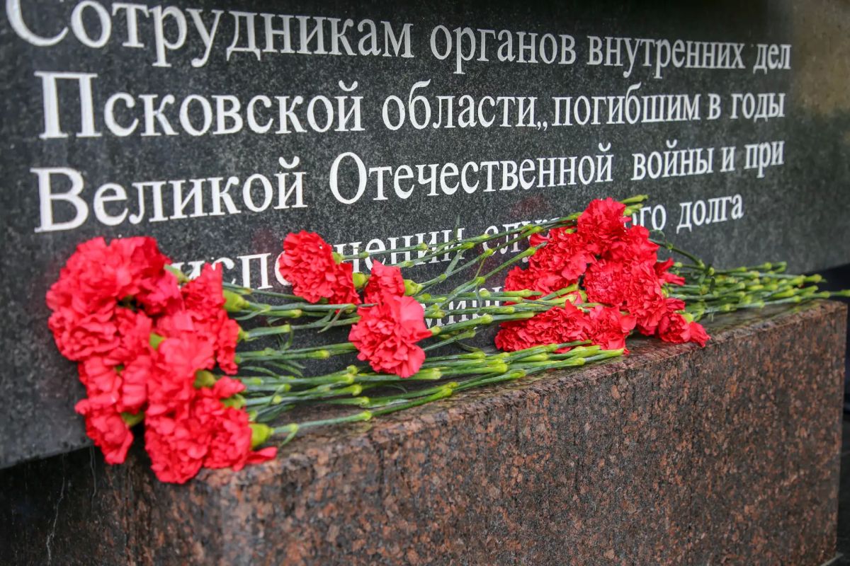 Слушатели Центра профессиональной подготовки регионального УМВД России почтили память сотрудников погибших при исполнении служебного долга Слушатели Центра профессиональной подготовки регионального УМВД России почтили память сотрудников погибших при исполнении служебного долга