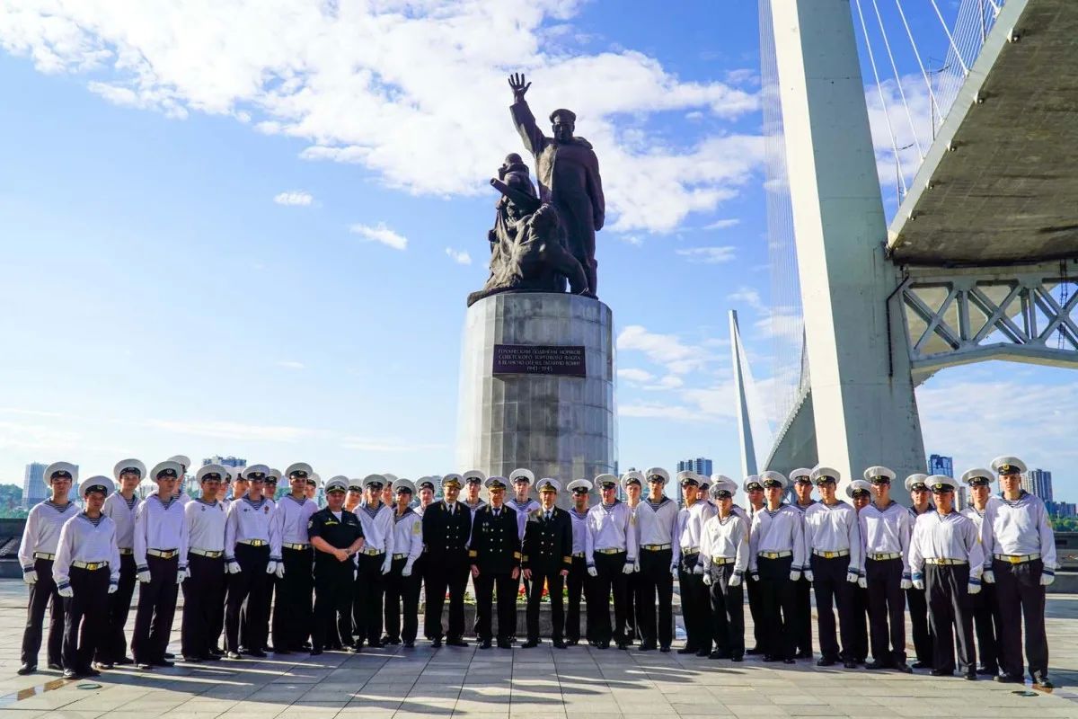 Когда опасность Родине грозит, торговый флот становится военным Когда опасность Родине грозит, торговый флот становится военным